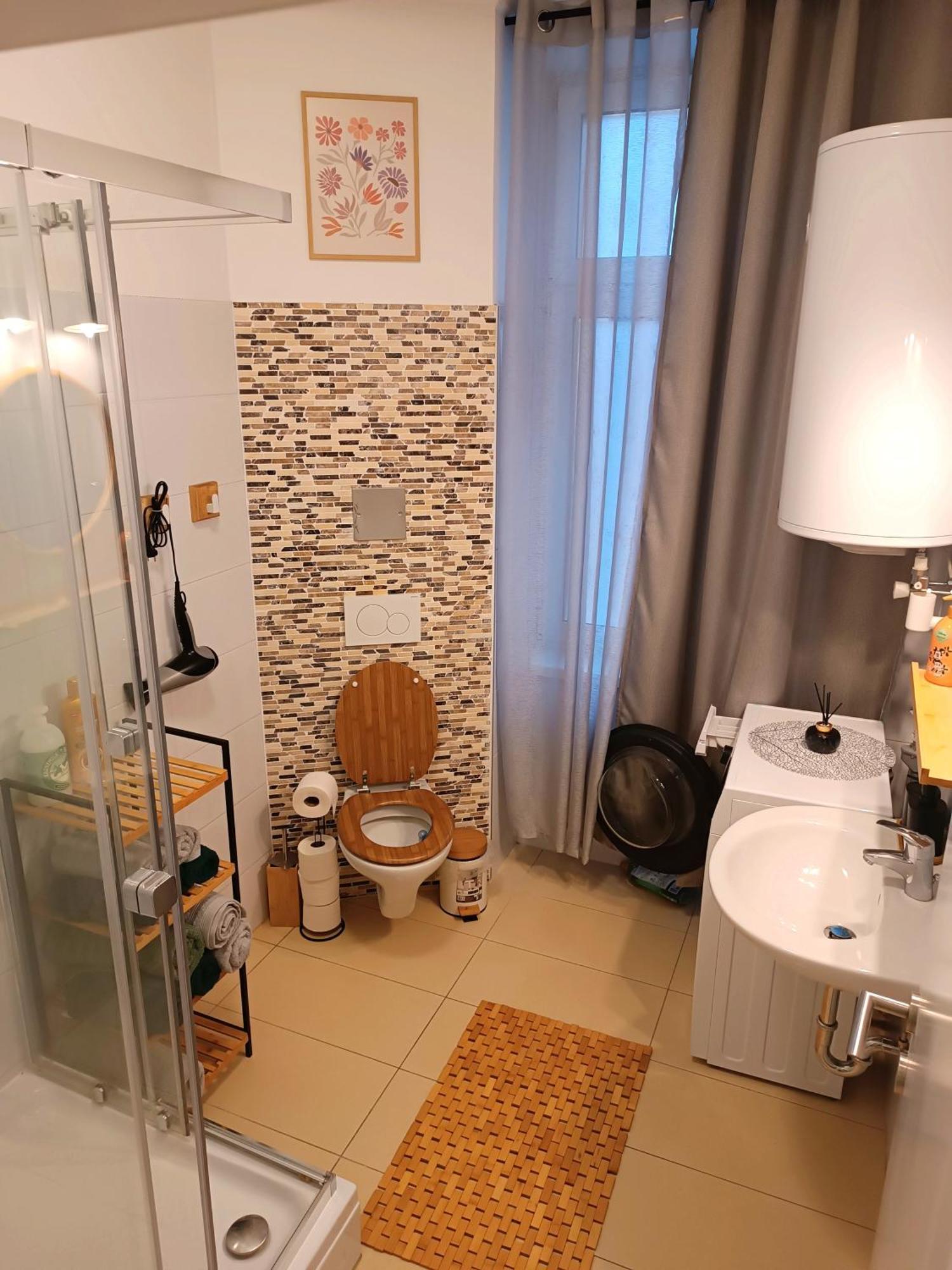Family 2 Room's Centre