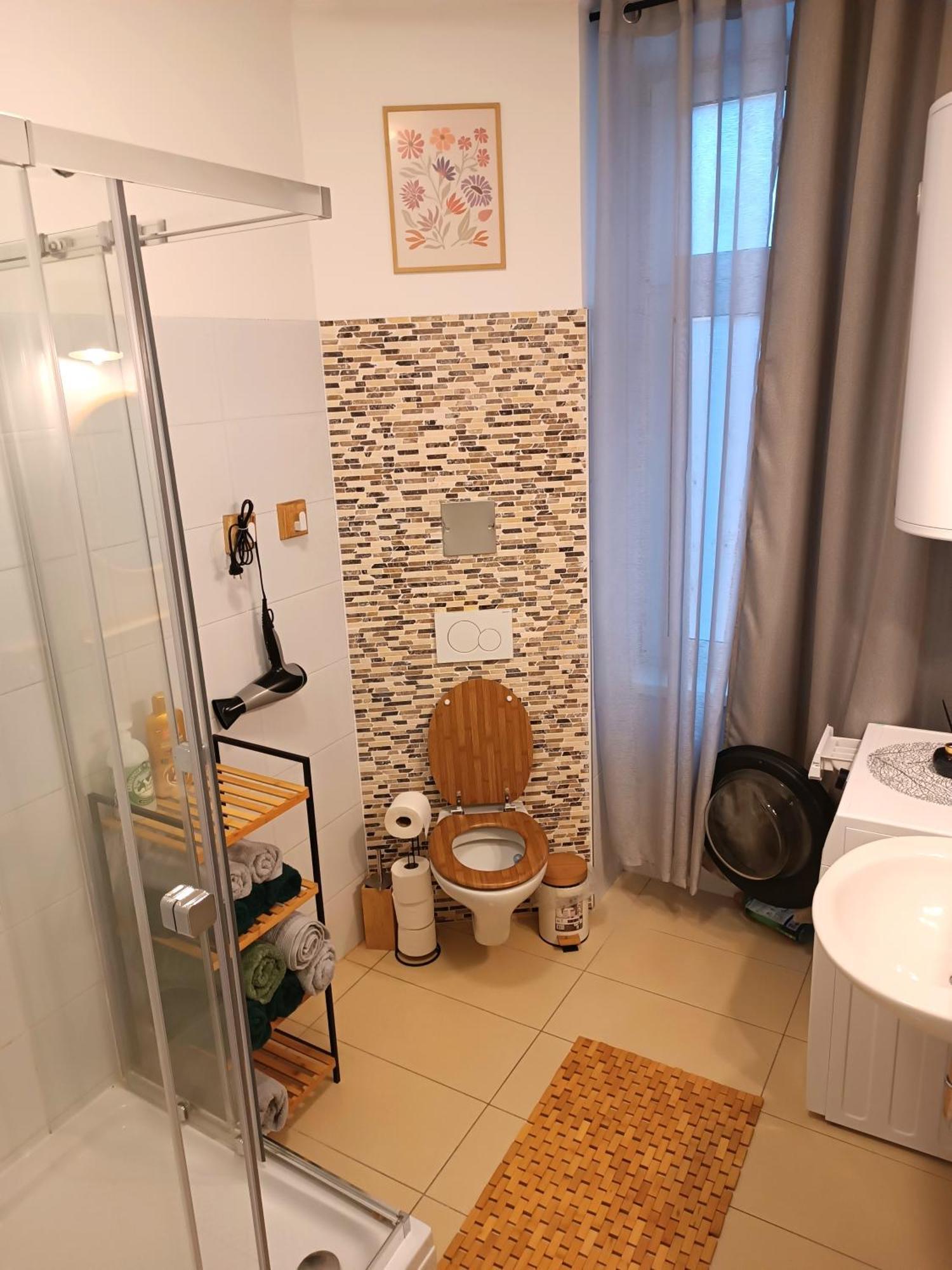 Family 2 Room's Centre Apartment *